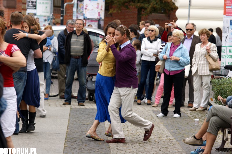 Tango przed Teatrem im. Wilama Horzycy