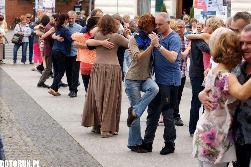 Tango przed Teatrem im. Wilama Horzycy