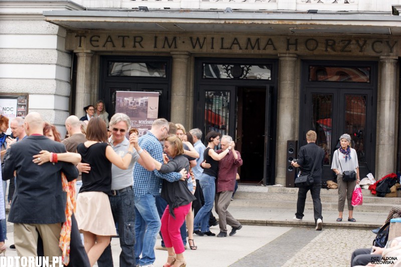 Tango przed Teatrem im. Wilama Horzycy