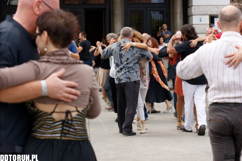 Tango przed Teatrem im. Wilama Horzycy