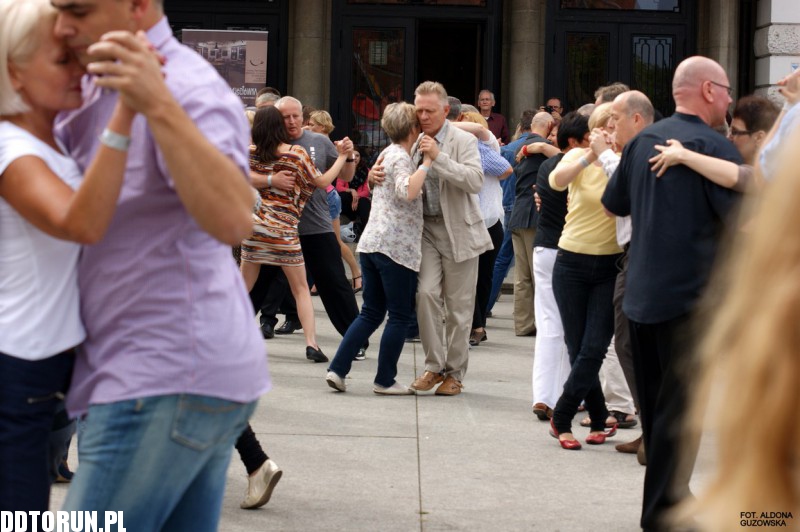 Tango przed Teatrem im. Wilama Horzycy