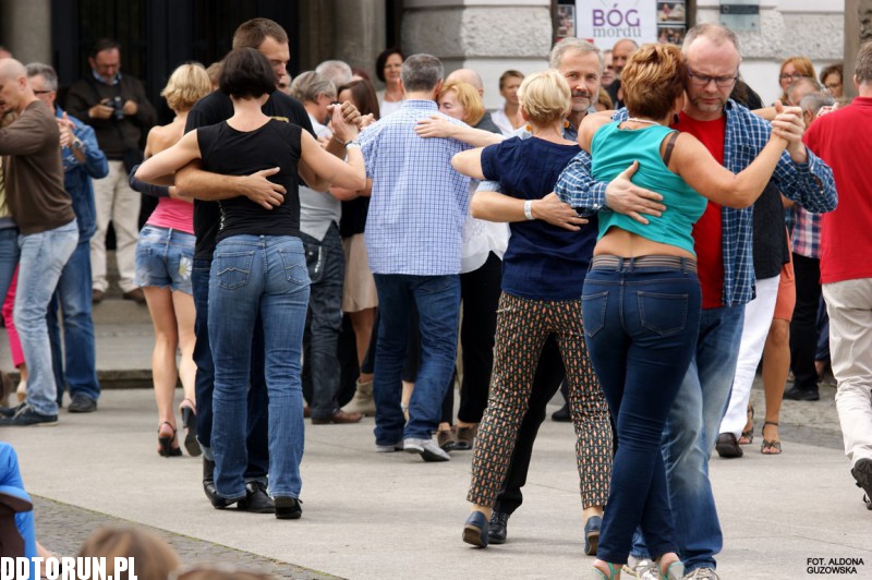 Tango przed Teatrem im. Wilama Horzycy