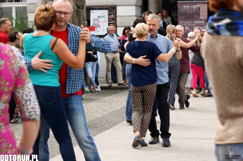 Tango przed Teatrem im. Wilama Horzycy