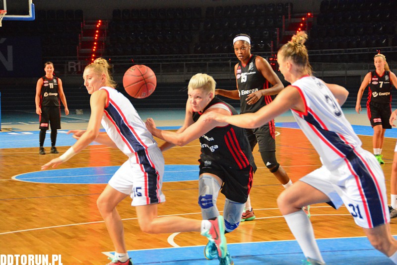 Energa Toruń wygrywa z Basketem