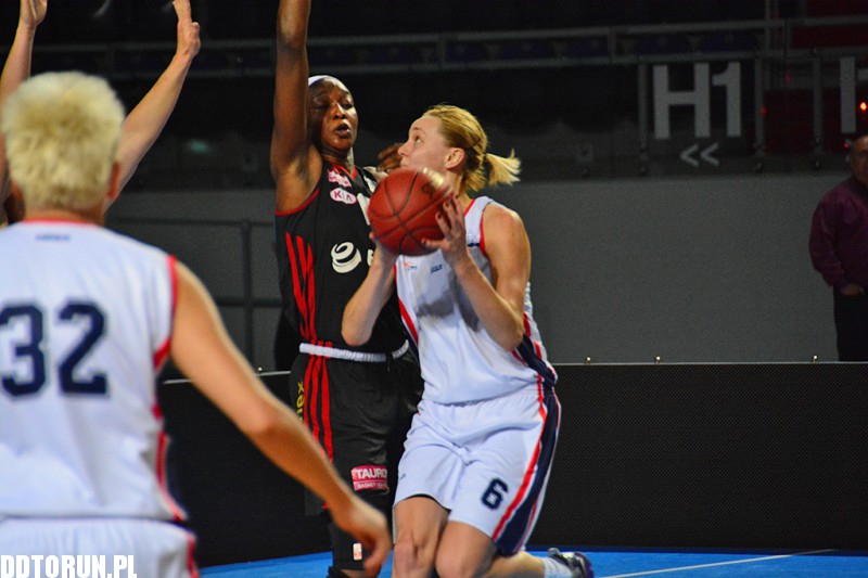Energa Toruń wygrywa z Basketem
