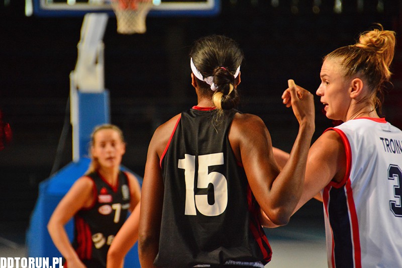 Energa Toruń wygrywa z Basketem