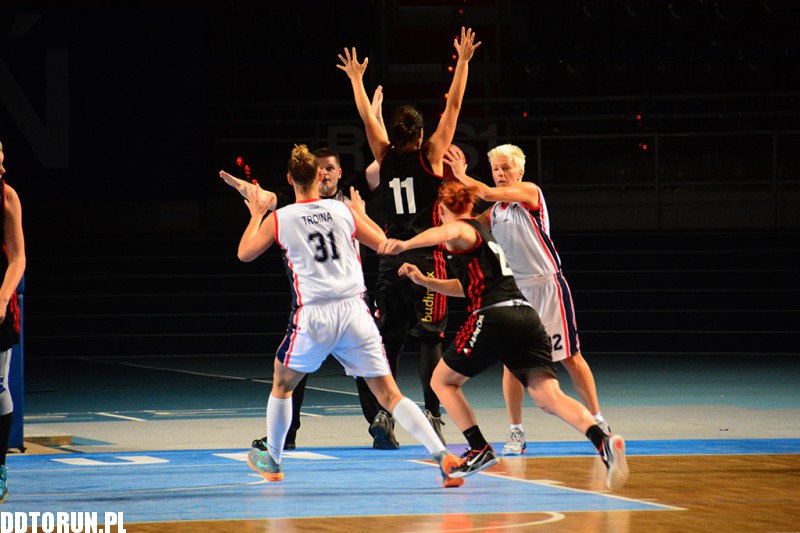 Energa Toruń wygrywa z Basketem