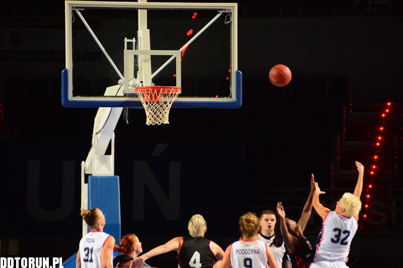 Energa Toruń wygrywa z Basketem