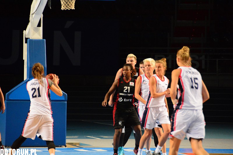 Energa Toruń wygrywa z Basketem