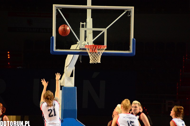 Energa Toruń wygrywa z Basketem