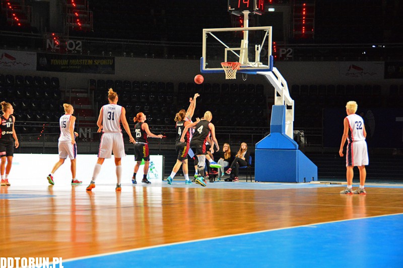 Energa Toruń wygrywa z Basketem
