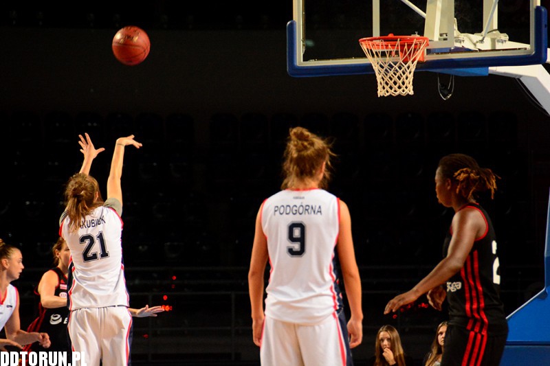 Energa Toruń wygrywa z Basketem