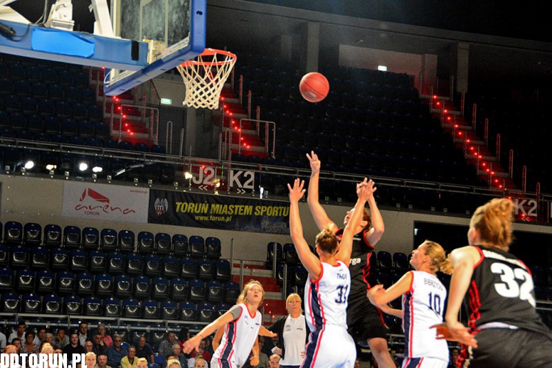 Energa Toruń wygrywa z Basketem