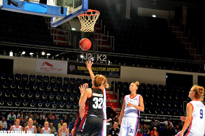 Energa Toruń wygrywa z Basketem