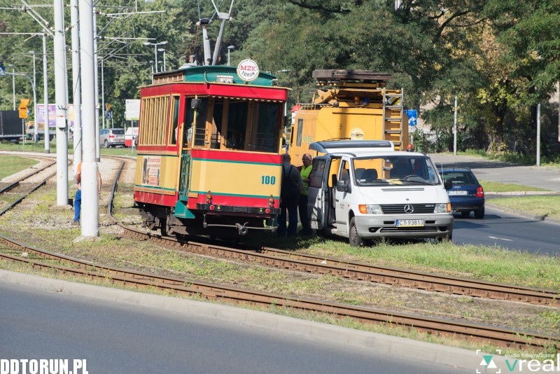 Zabytkowy tramwaj wypadł z torów
