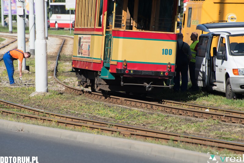 Zabytkowy tramwaj wypadł z torów