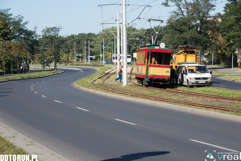 Zabytkowy tramwaj wypadł z torów