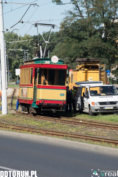 Zabytkowy tramwaj wypadł z torów