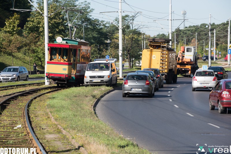 Zabytkowy tramwaj wypadł z torów
