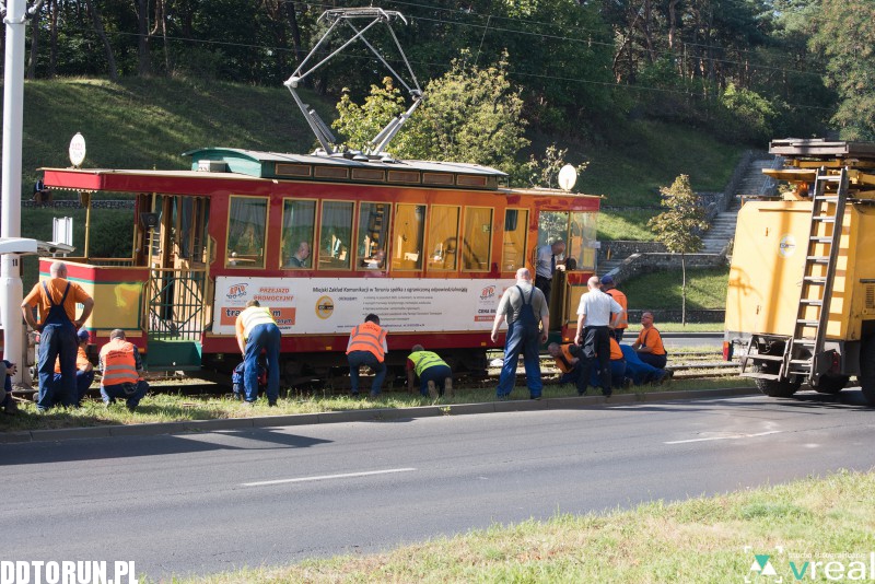 Zabytkowy tramwaj wypadł z torów