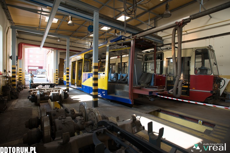 Drzwi otwarte w zajezdni tramwajowej