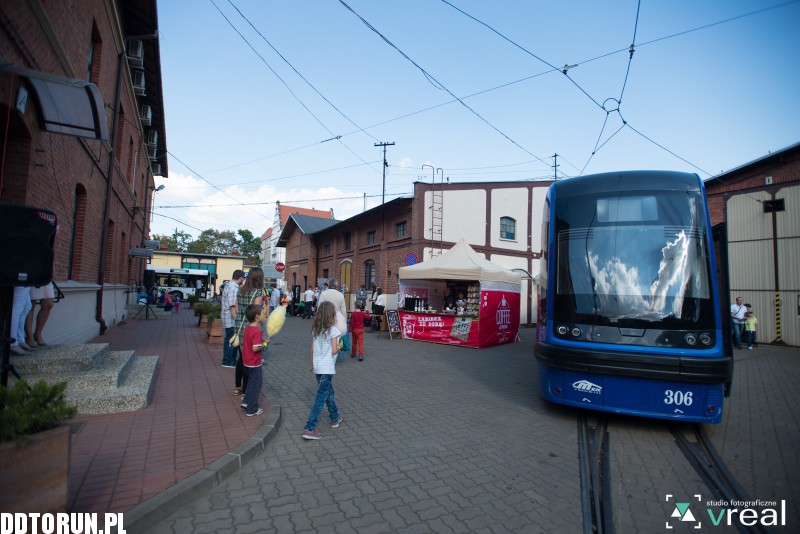 Drzwi otwarte w zajezdni tramwajowej