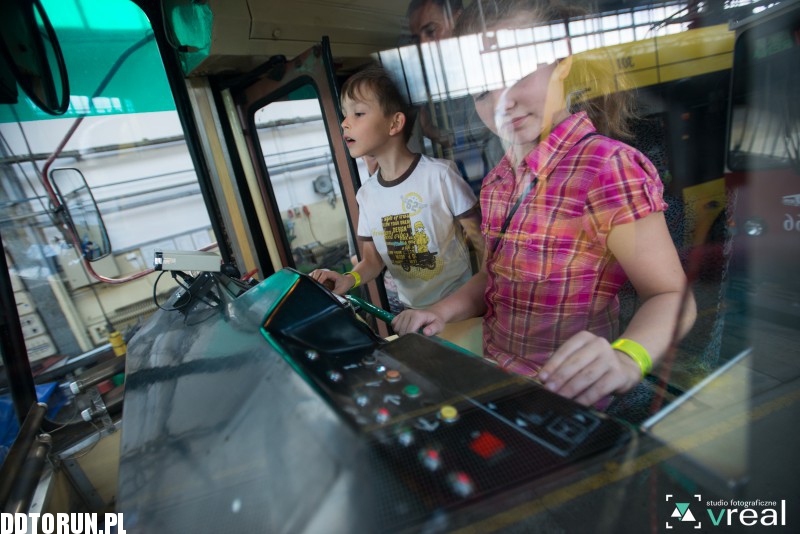 Drzwi otwarte w zajezdni tramwajowej