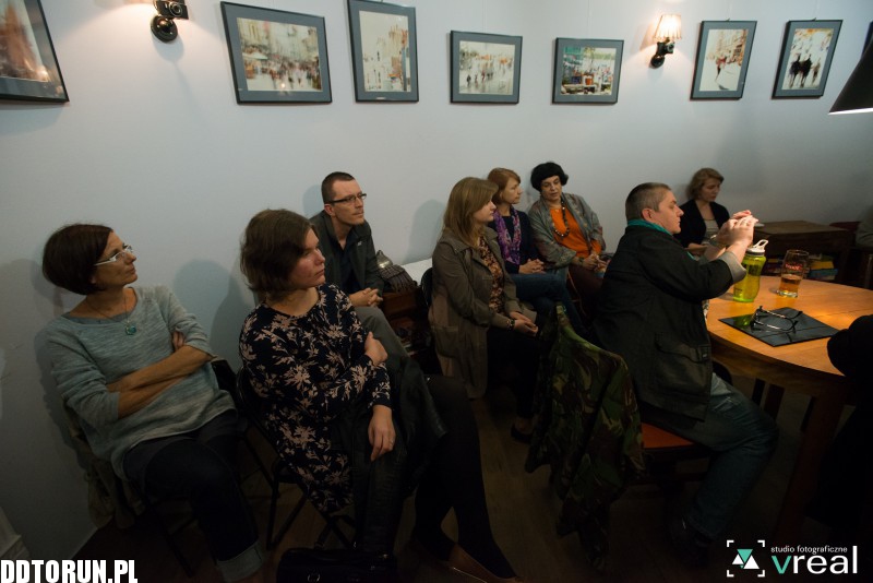 Szum w kulisach. Reportaż