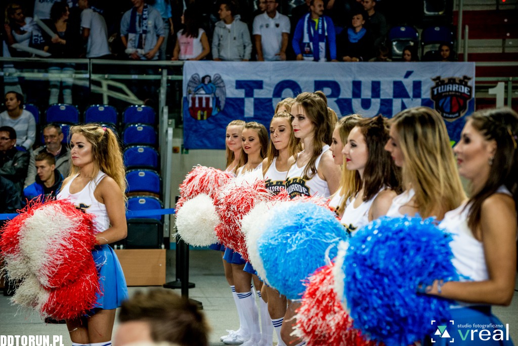 Cheerleaderki wspierają Twarde Pierniki
