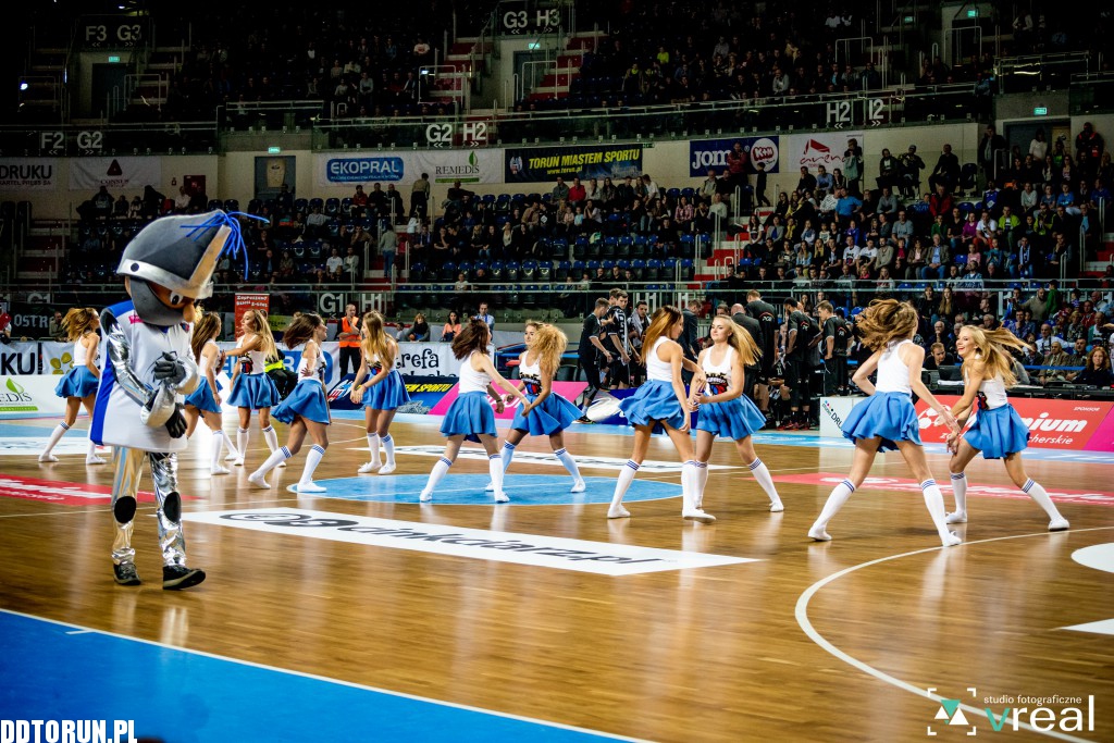 Cheerleaderki wspierają Twarde Pierniki