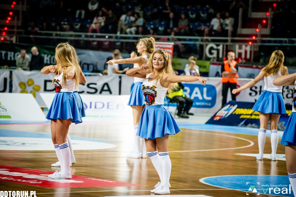 Cheerleaderki wspierają Twarde Pierniki