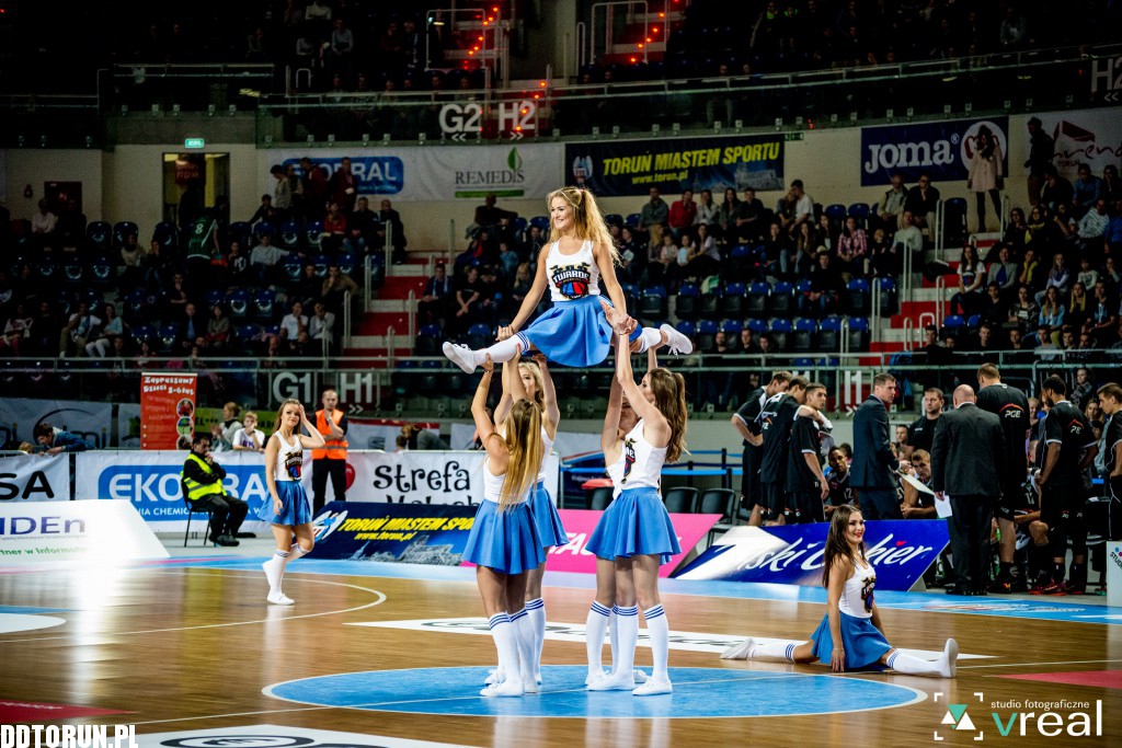 Cheerleaderki wspierają Twarde Pierniki