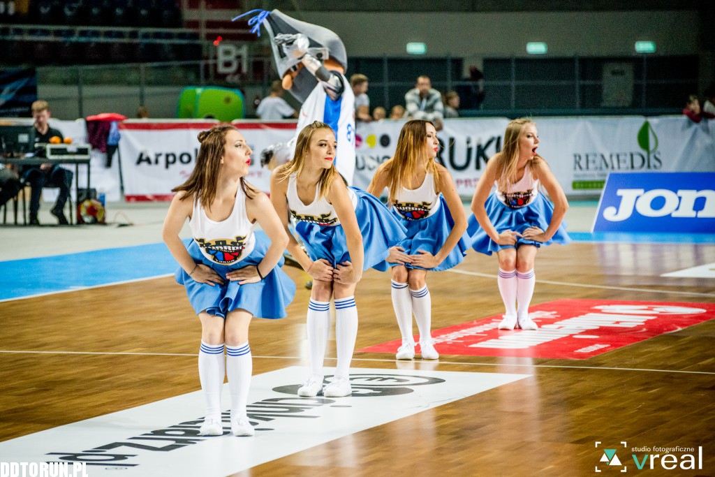 Cheerleaderki wspierają Twarde Pierniki