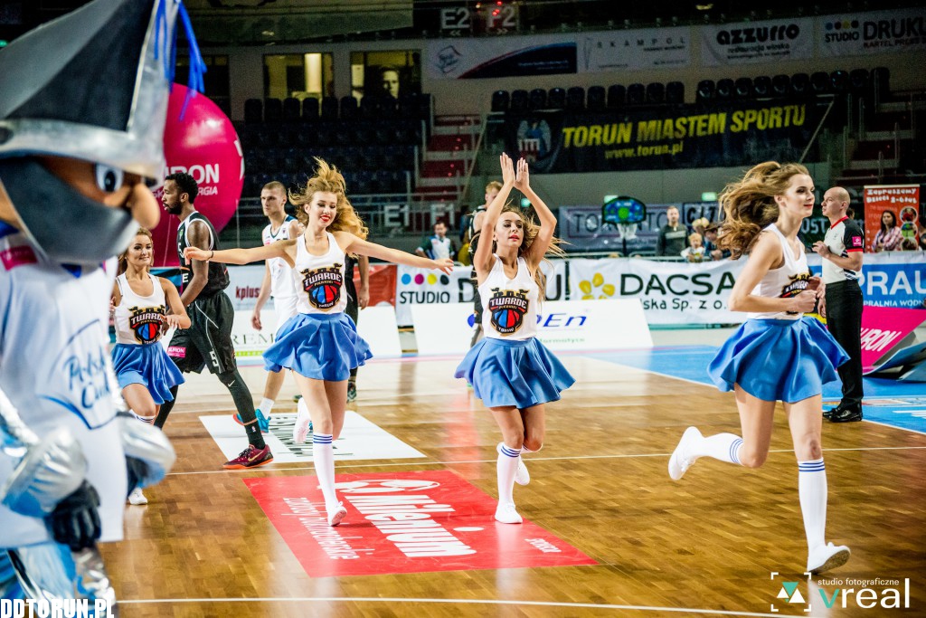 Cheerleaderki wspierają Twarde Pierniki