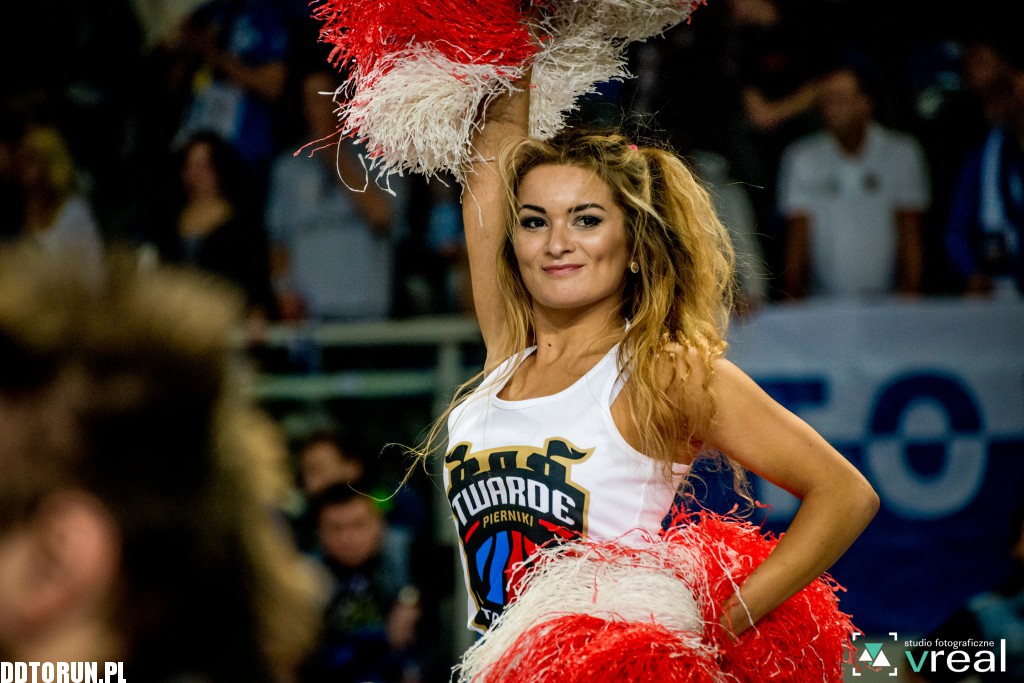 Cheerleaderki wspierają Twarde Pierniki