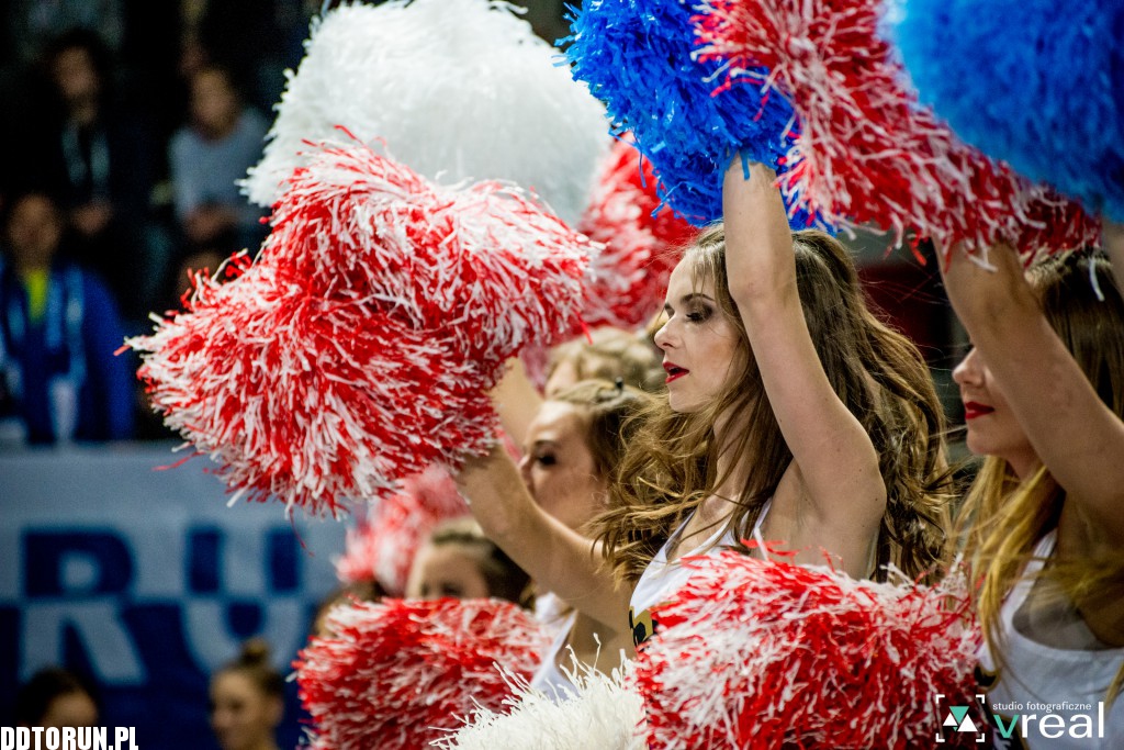 Cheerleaderki wspierają Twarde Pierniki