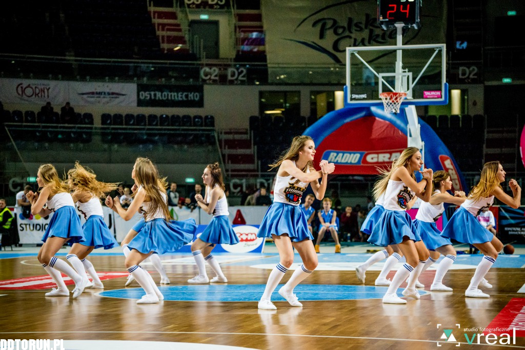 Cheerleaderki wspierają Twarde Pierniki