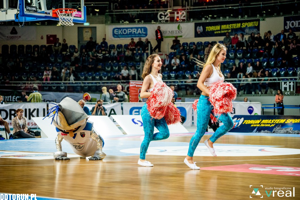 Cheerleaderki wspierają Twarde Pierniki