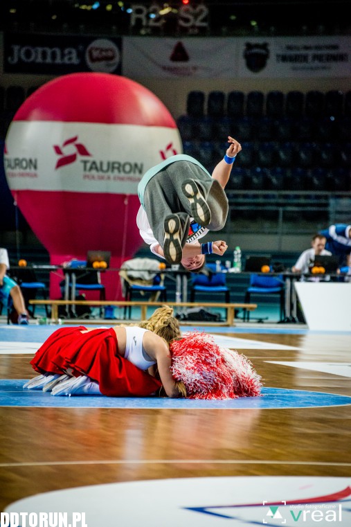Cheerleaderki wspierają Twarde Pierniki