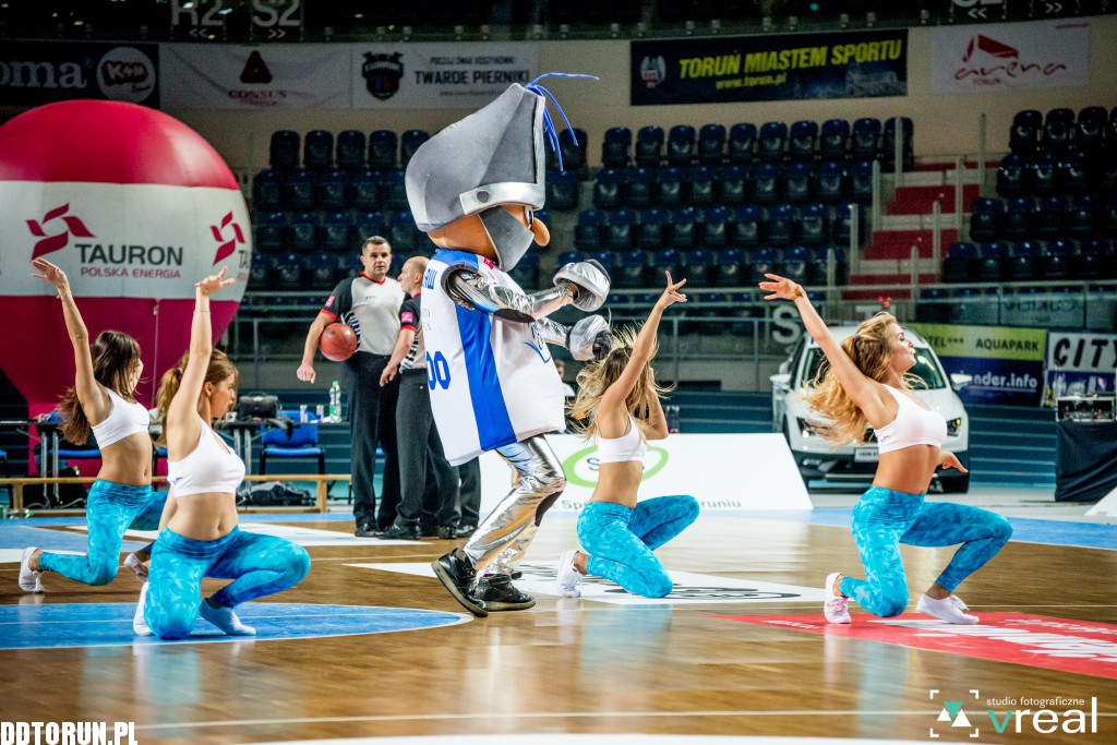 Cheerleaderki wspierają Twarde Pierniki