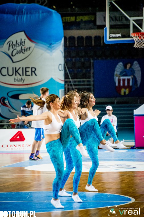 Cheerleaderki wspierają Twarde Pierniki