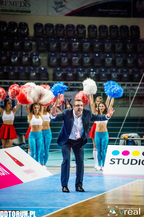 Cheerleaderki wspierają Twarde Pierniki