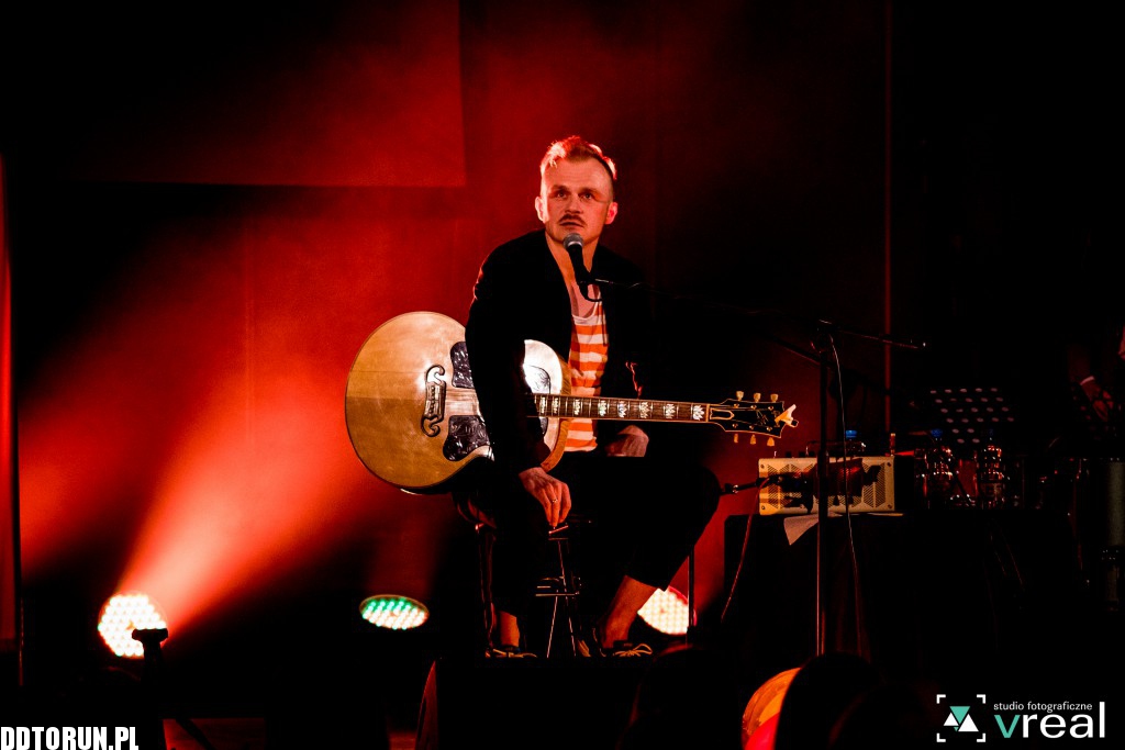 Piotr Rogucki akustycznie w Dworze Artusa