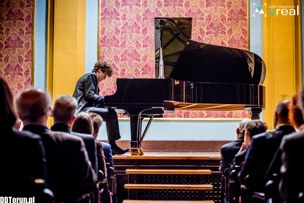 Szymon Nehring w Dworze Artusa