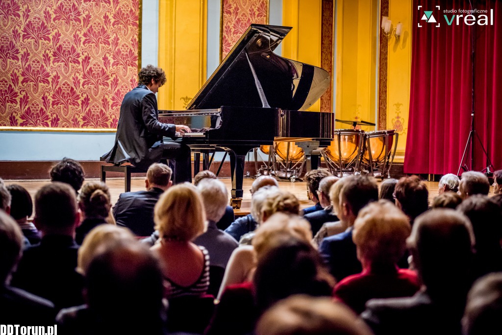 Szymon Nehring w Dworze Artusa
