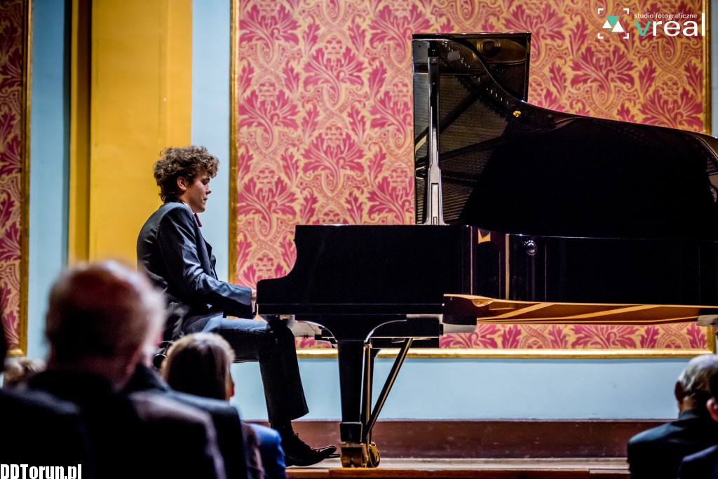 Szymon Nehring w Dworze Artusa