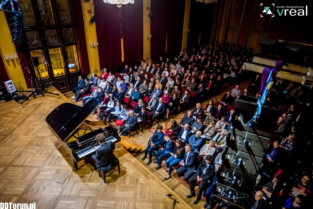Szymon Nehring w Dworze Artusa