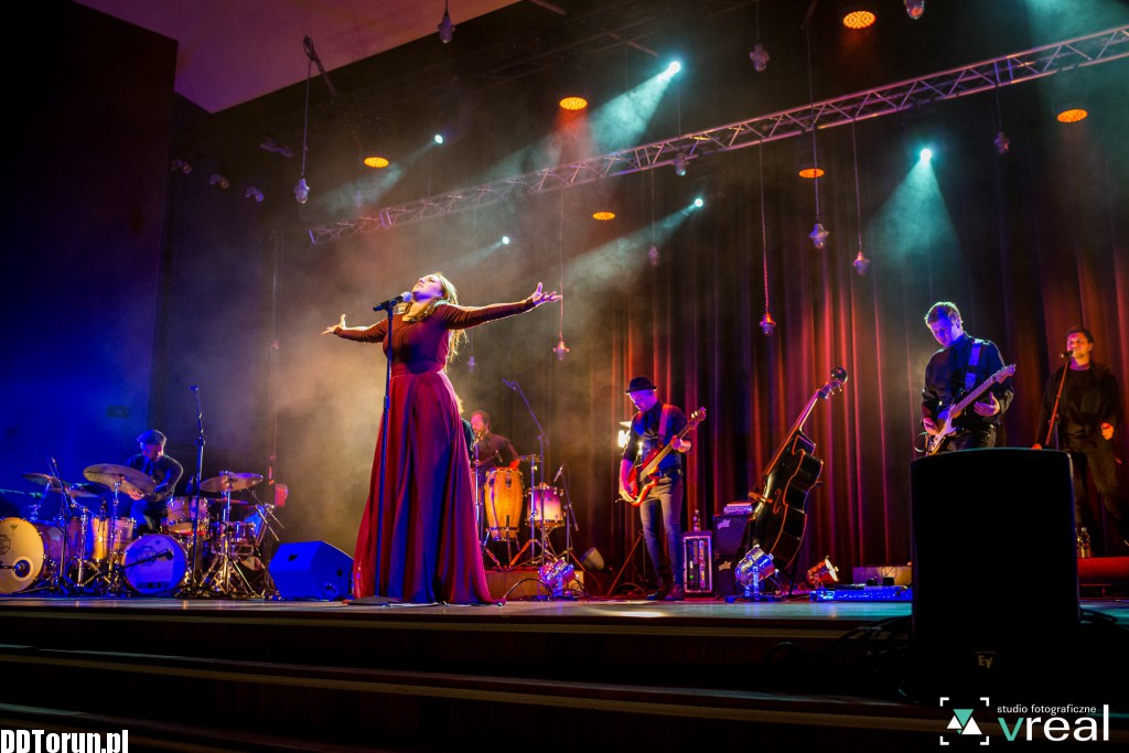 Akustyczny koncert Ewy Farnej