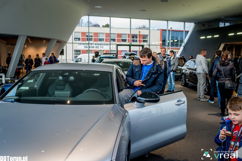 Drzwi otwarte w salonie Audi