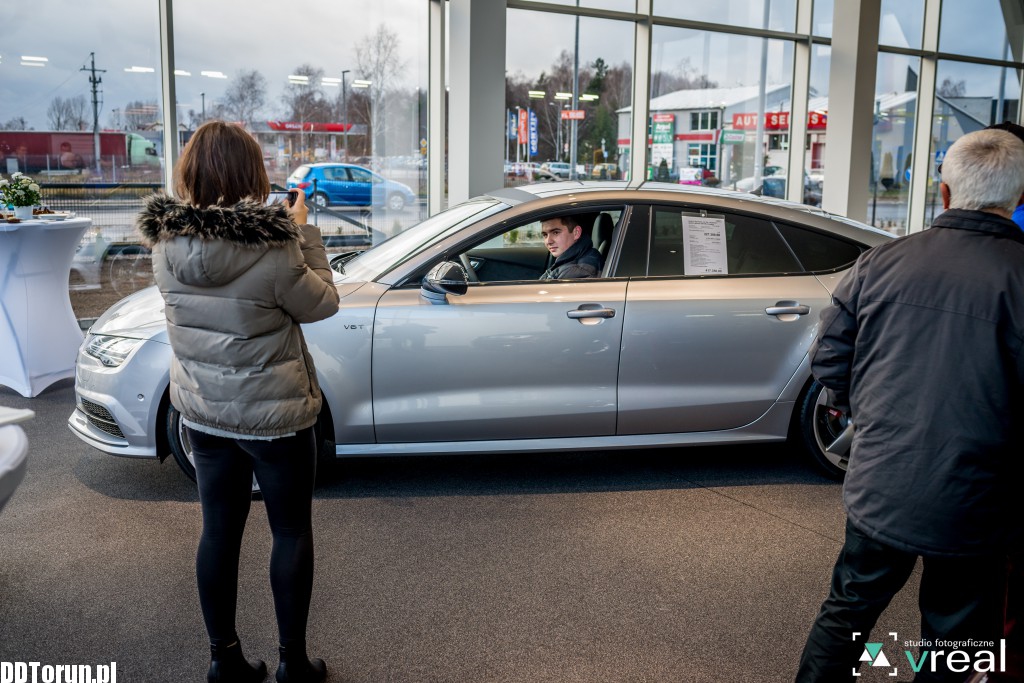 Drzwi otwarte w salonie Audi